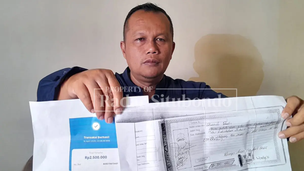 KORBAN PENIPUAN: Zainul Badri, 46, warga Desa Jl. Hasan Asegaf, Kelurahan Dawuhan, Kecamatan/Kota Situbondo menunjukkan bukti laporan, Kamis (21/5). (HUMAIDI/JPRS)