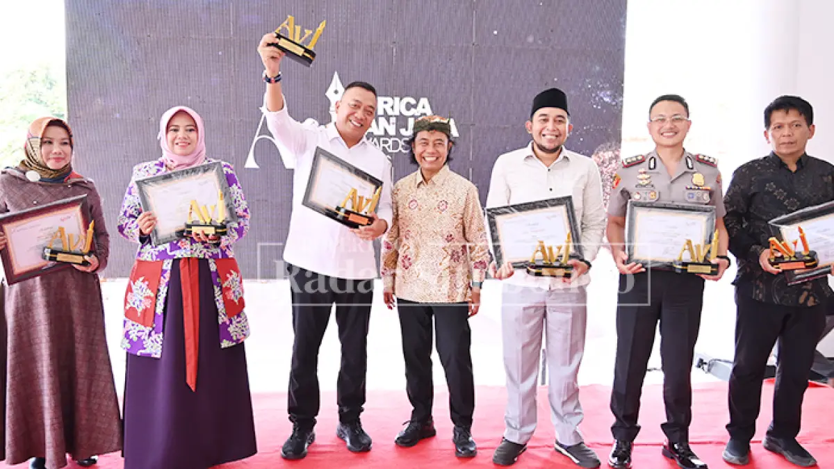 ABADIKAN MOMEN: Penerima penghargaan kategori Tokoh Publik dan Pelayanan Masyarakat, (dari kiri) Zeiniye, Wabup Ulfi, Bupati Rio, Ketua DPRD Mahbub Junaidi, Kapolres AKBP Bayu, Kasubag TU Cabdin Pendik Bondowoso, Syarifuddin, menerima piala dan piagam dari Direktur Jawa Pos Radar Banyuwangi, Samsudin Adlawi (tengah) di Pendopo Pate Alos Besuki, Kamis (21/5). (Ramada kusuma/Jp Raba)