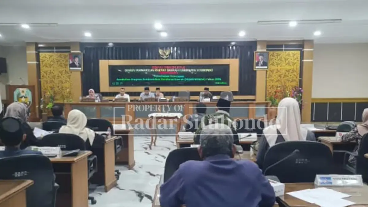 DISEPAKATI: Rapat Paripurna penandatanganan laporan akhir pembahasan Rancangan Peraturan Daerah (Raperda) tentang Kawasan Tanpa Rokok (KTR) dan Penataan Desa di Dewan Perwakilan Rakyat Daerah (DPRD) Situbondo, Kamis (21/5). (Ahmad Rifa