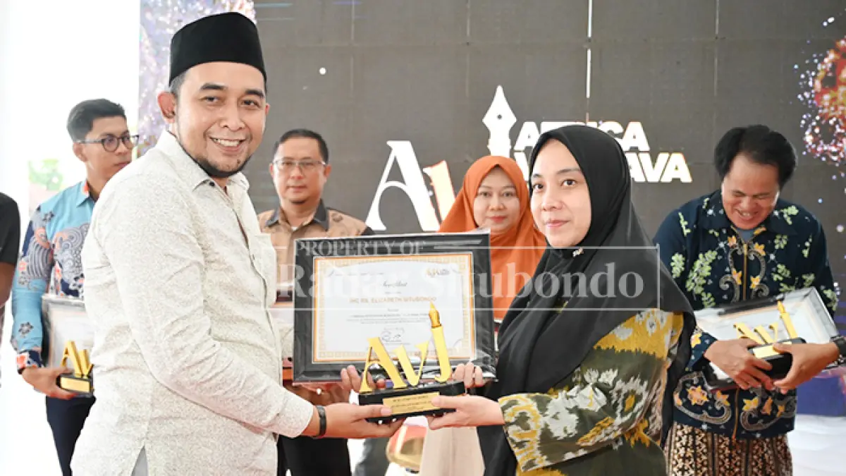 MOMEN BAHAGIA: Ketua DPRD Situbondo Mahbub Djunaidi memberikan penghargaan Africa Van Java (AVJ) Award 2026 dari Jawa Pos Radar Situbondo kepada perwakilan IHC RS Elizabeth di Pendapa Pate Alos Besuki, Kamis (21/5). (Ahmad Rifa