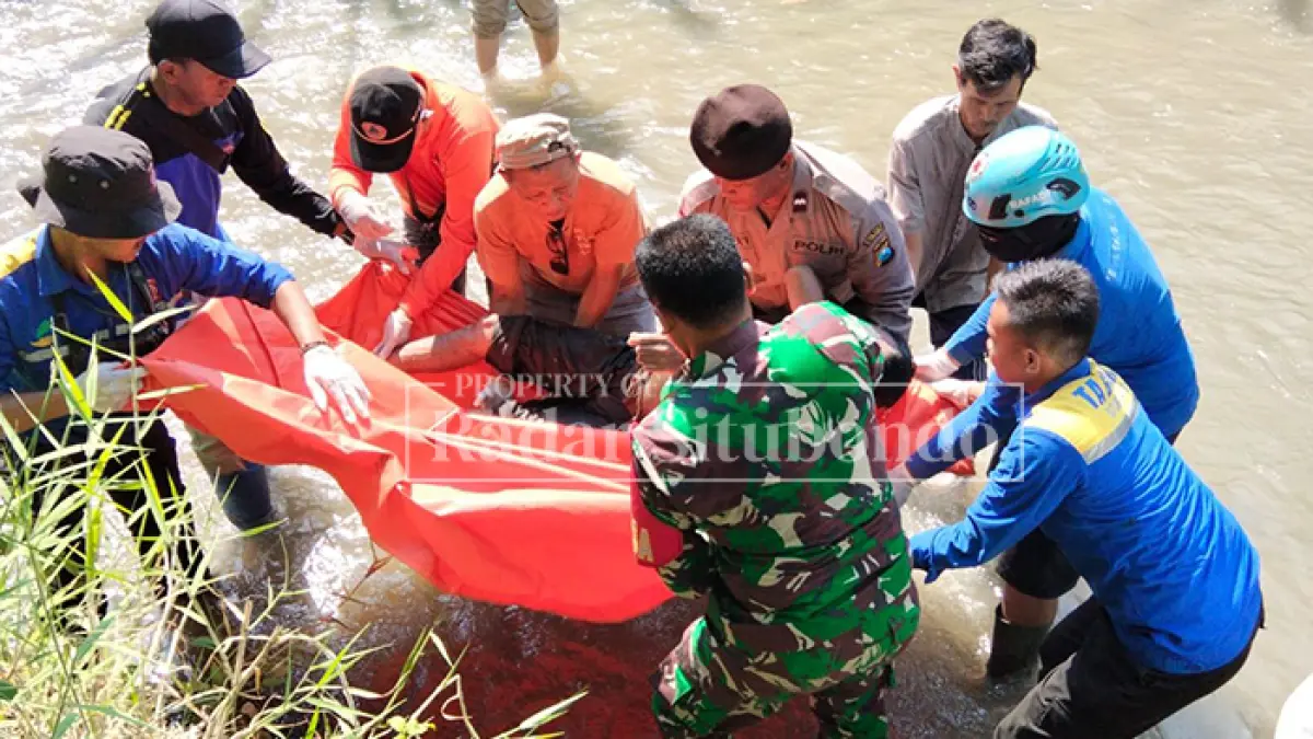 EVAKUASI MAYAT: Tim gabungan TNI Polri dan anggota BPBD Situbondo mengevakuasi jenazah Bukhori, 50, warga Desa Gading Sari, Kecamatan Binakal, Bondowoso, di pinggir sungai Desa Paowan Kecamatan Panarukan, Minggu (24/5). (HUMAIDI/JPRS)
