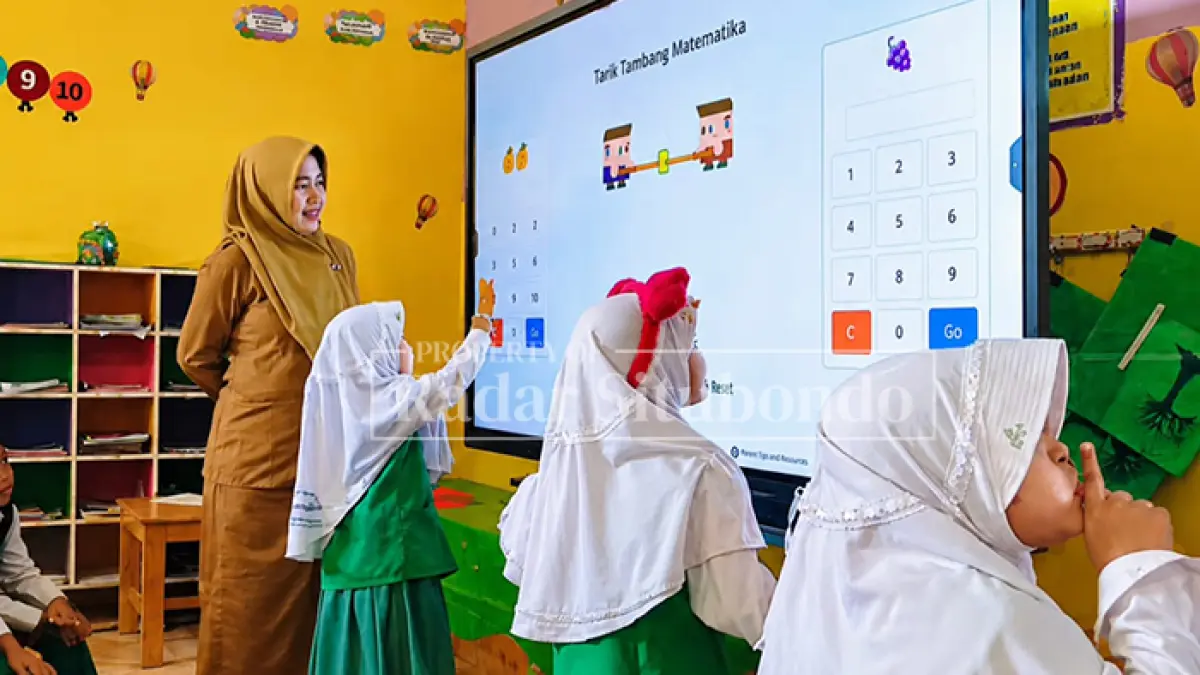 INGIN PINTAR: Murid Taman Kanak-kanak (TK) mengikuti kegiatan belajar bersama guru di ruang kelas TK NU 01 Desa Suboh, Kecamatan Suboh, belum lama ini. (Ahmad Rifa
