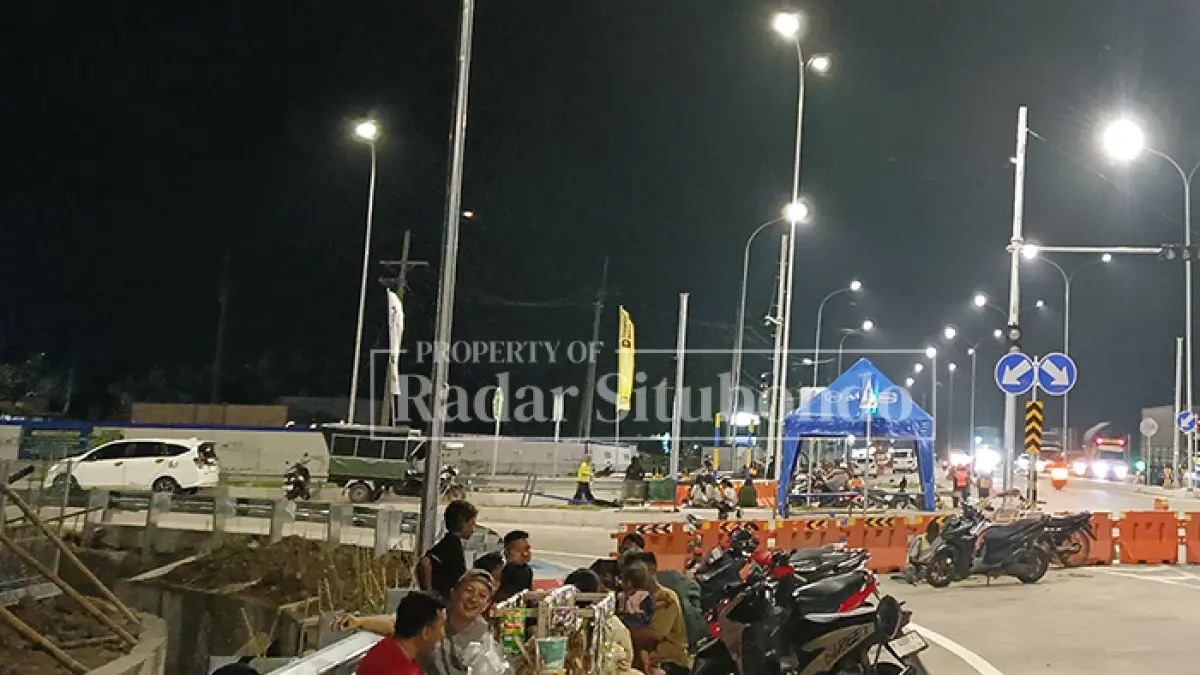 JADI TEMPAT NONGKRONG: Kondisi Exit Tol Probolinggo, Situbondo, Banyuwangi (Prosiwangi) dipadati parkir liar, Sabtu malam (23/5). (HUMAIDI/JPRS)
