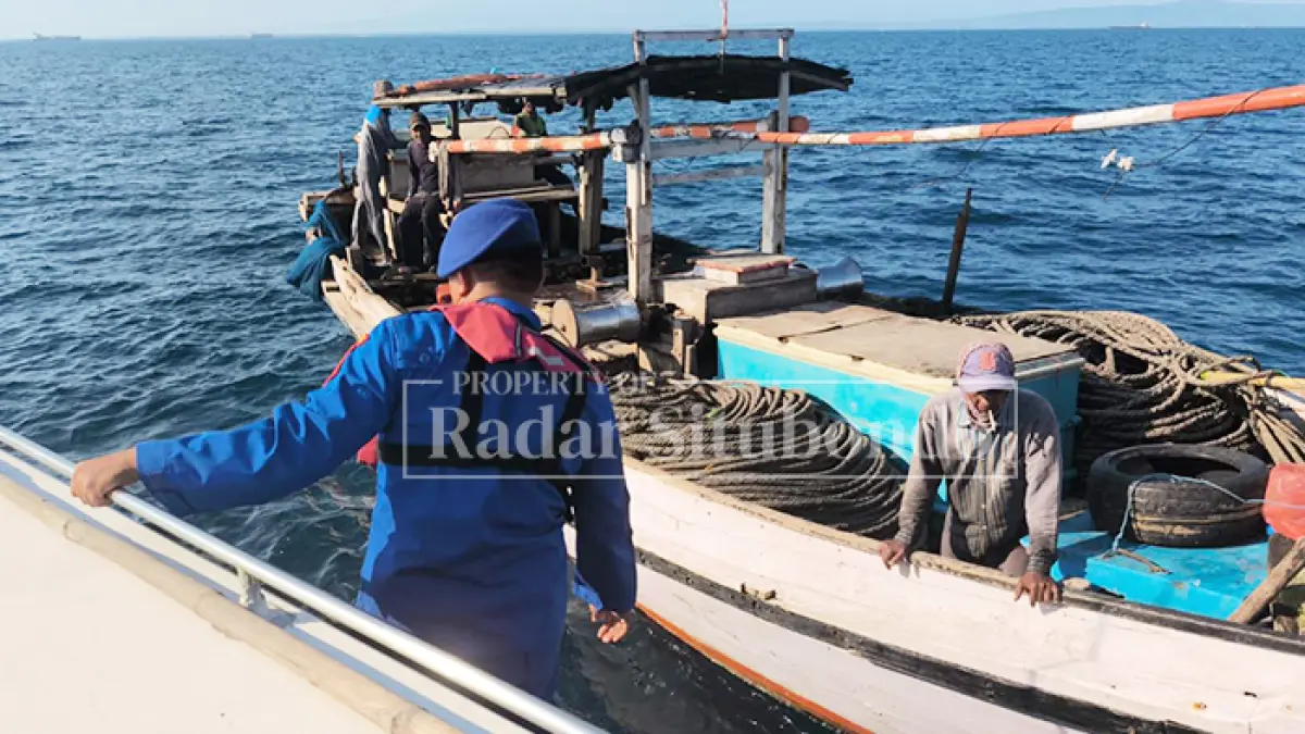 PEDULI NELAYAN: Anggota Satpolairud Polres Situbondo melakukan operasi kapal di tengah laut perairan Panarukan, Minggu (24/5). (HUMAIDI/JPRS)
