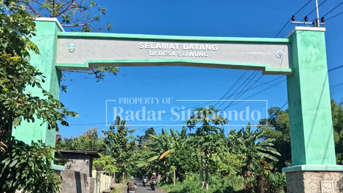 PENANDA DESA: Gapura Desa Siliwung, Kecamatan Panji, yang menjadi lokasi terpilih pembangunan Program Sekolah Rakyat (SR), Minggu (24/5). (Ahmad Rifa
