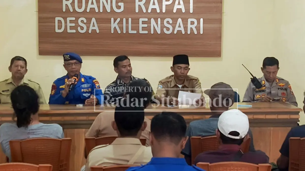 MEDIASI: Kasatpolairud Polres Situbondo AKP Gede Sukarmadiyasa bersama Kapolsek Panarukan IPTU Harsono menjembatani perselisihan nelayan gardan dan selerek di Balai Desa Kilensari, Kecamatan Panarukan, Senin (25/5). (HUMAIDI/JPRS)