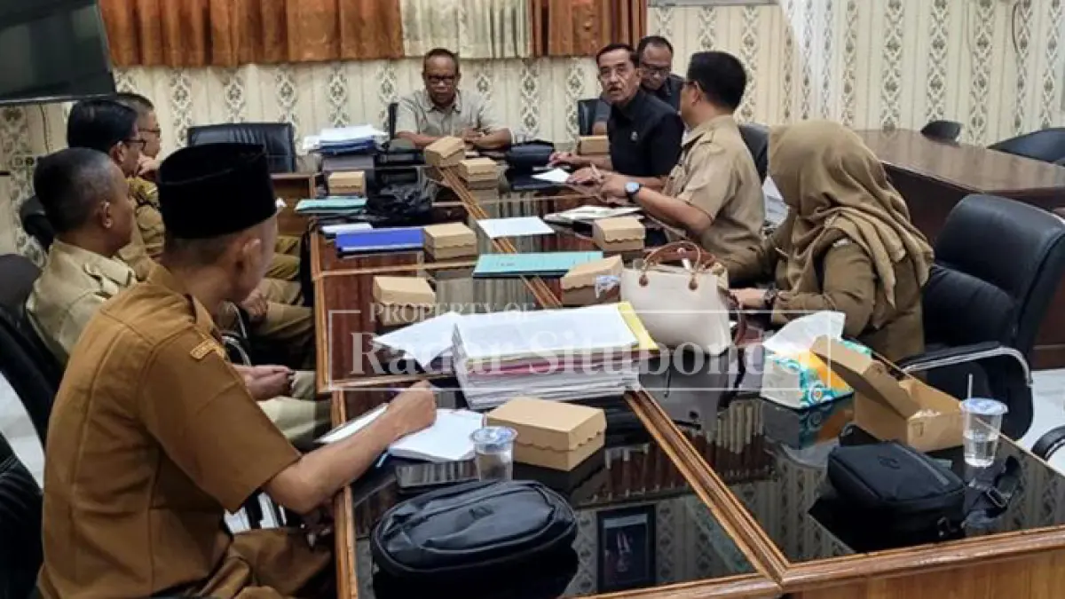 MINTA KLARIFIKASI: Komisi IV DPRD Situbondo l menggelar rapat dengar pendapat bersama Dinas Pendidikan dan Kebudayaan (Dispendikbud) Situbondo terkait Instruksi Bupati mengenai Imunisasi Dasar Lengkap (IDL), Senin (25/5). (Ahmad Rifa