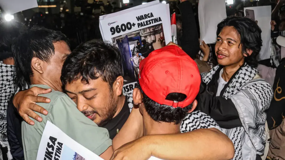 Sejumlah relawan aksi kemanusiaan Global Sumud Flotilla asal Indonesia bertemu dengan keluarganya saat mereka tiba di Terminal 3, Bandara Soekarno-Hatta, Tangerang, Banten, Minggu (24/05/2026). (Hanung Hambara/ Jawa Pos)