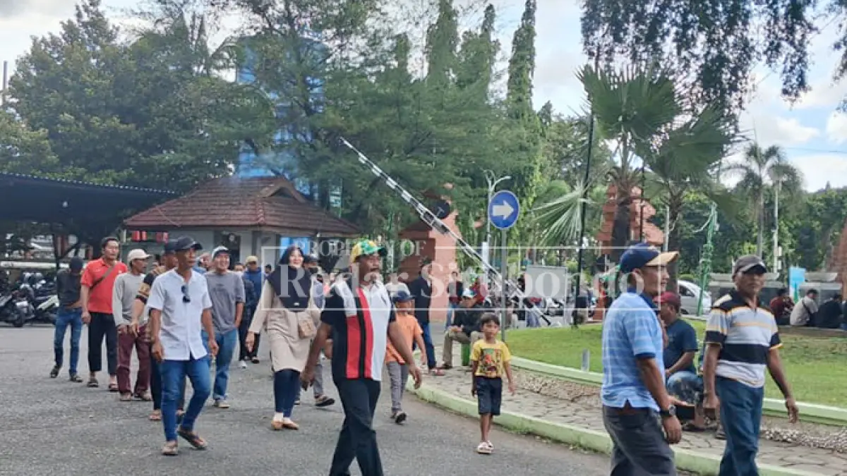 AKAN DAPAT JAMINAN SOSIAL: Para buruh di Situbondo saat menghadiri peringatan Hari Buruh Internasional (May Day) di Pendopo Rakyat Situbondo, Jumat (1/5). (Ahmad Rifa