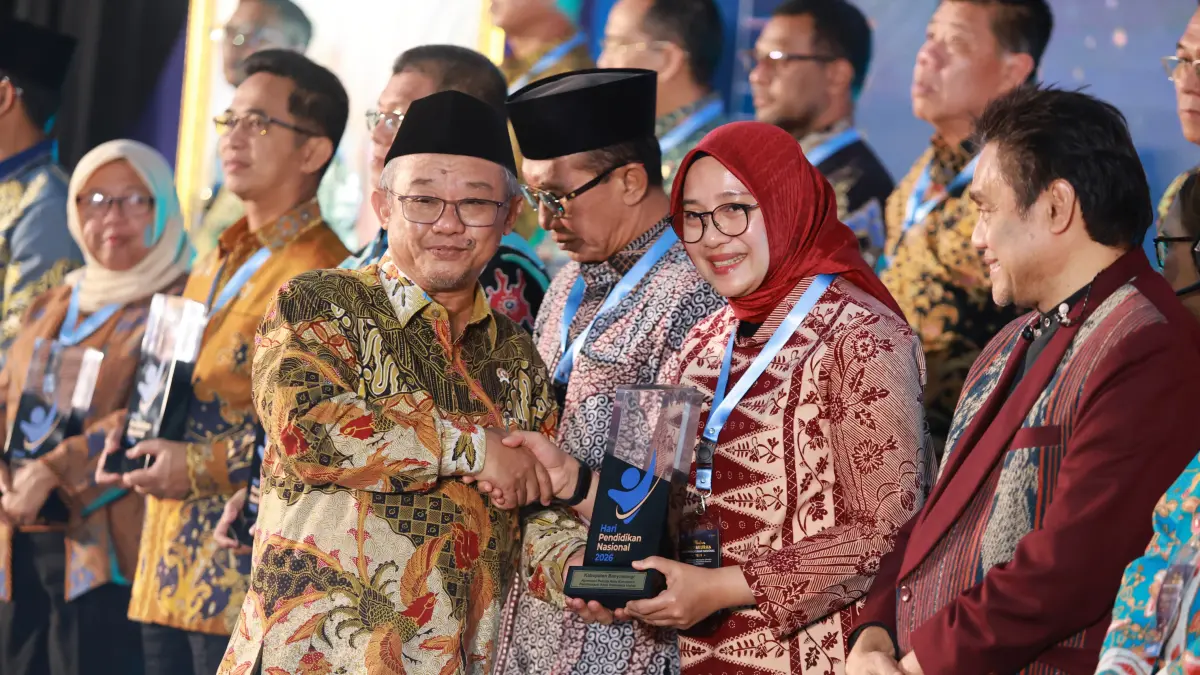 Bupati Ipuk Raih Dua Penghargaan Pendidikan dari Mendikdasmen. (FOTO: Humas Pemkab Banyuwangi)