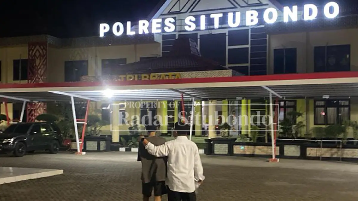 DIRINGKUS: MK, 25, warga Kecamatan Panarukan dikeler ke tahanan Mapolres Situbondo, Senin malam (25/5). (HUMAIDI/JPRS)