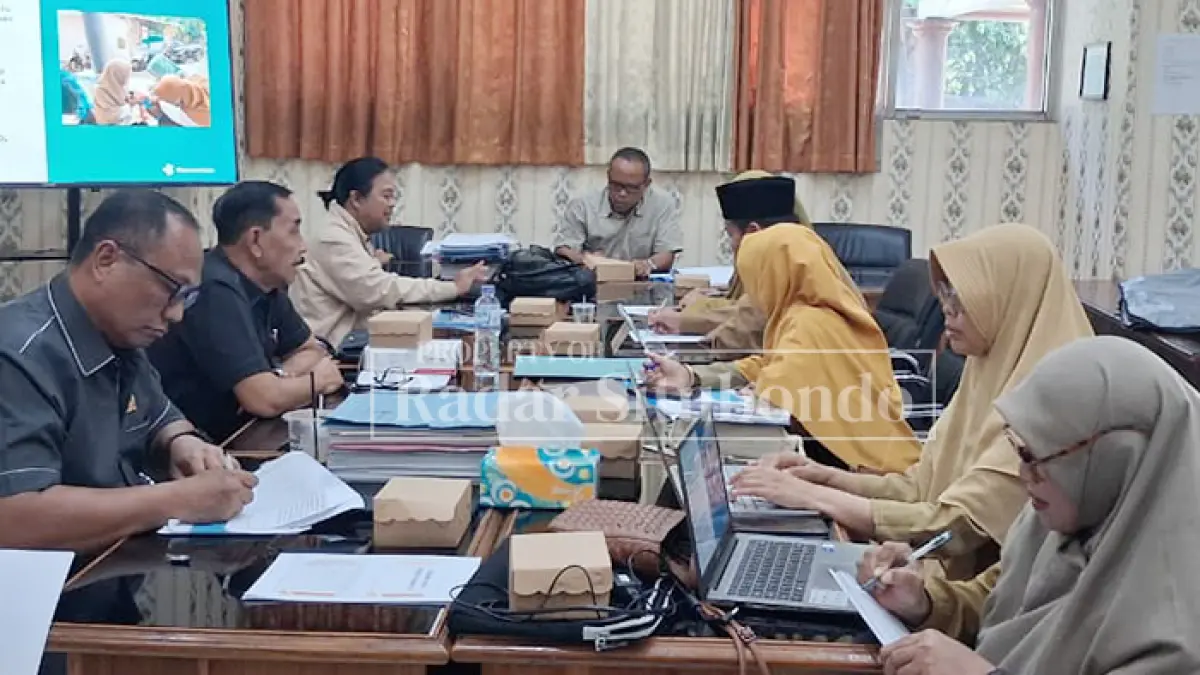 SERIUS: Komisi IV DPRD Situbondo mendengarkan keterangan Dinkes Situbondo terkait Imunisasi Dasar Lengkap (IDL), Senin (25/5). (Ahmad Rifa