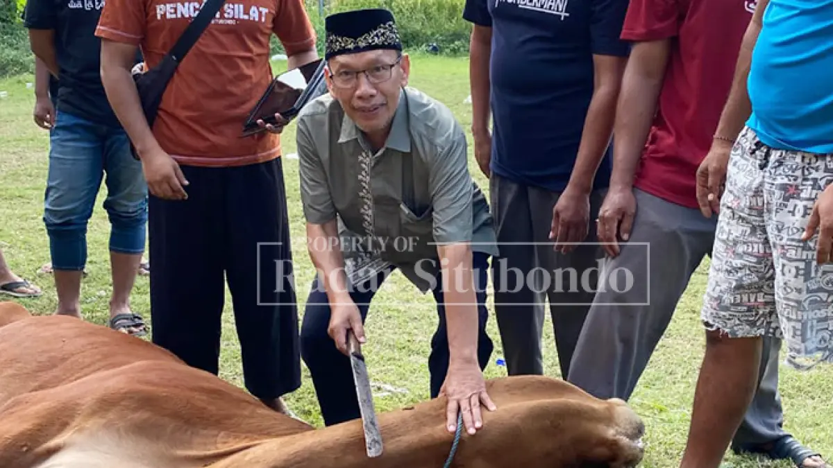 BERKUBAN: Wanhat LDII Kabupaten Situbondo, Agus Triono, melakukan pemotongan hewan kurban di halaman Masjid Nurul Haq, Jalan Anggrek Gg X Kelirahan Patokan, Kecamatan/Kota Situbondo, Jumat (27/5) lalu). (HUMAIDI/JPRS)
