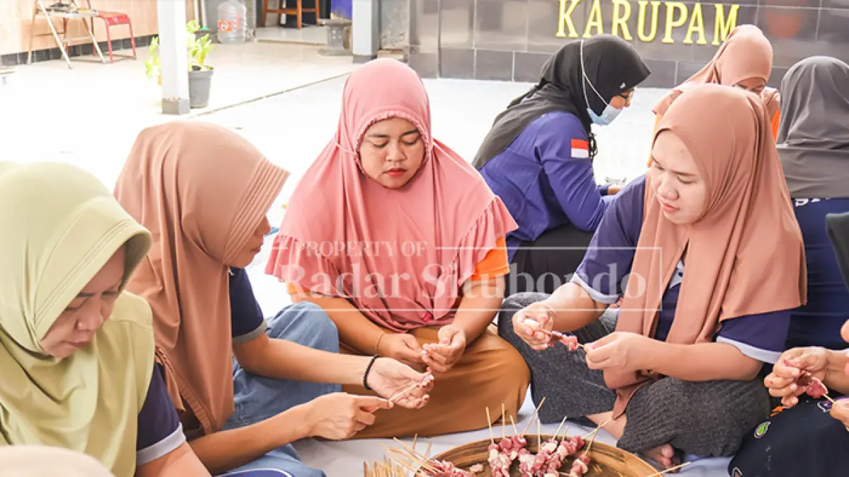 IDUL ADHA: Warga Binaan Pemasyarakatan (WBP) Rutan kelas IIB Situbondo sibuk menusuk sate di halaman Rutan Situbondo, Rabu (27/5). (HUMAIDI/JPRS)