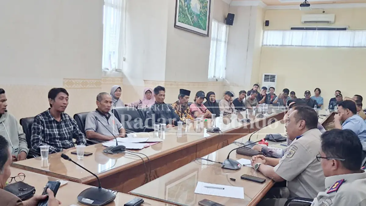 MINTA PERLINDUNGAN: Warga Karangmalang Utara, Desa Kalianget, Kecamatan Banyuglugur menyampaikan keluhan kepada DPRD Situbondo terkait persoalan sengketa tanah Hak Guna Usaha (HGU) PT Budidaya Tampora, Selasa (26/5). (Ahmad Rifa