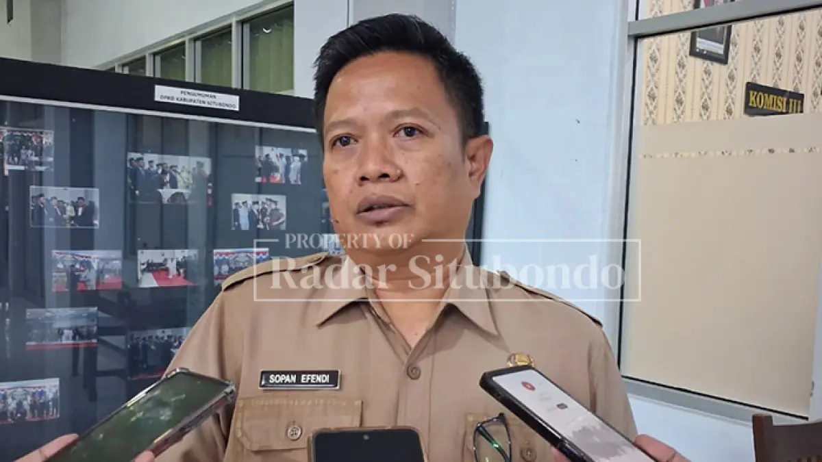 BELUM VALID: Kepala Dispendikbud Situbondo, Sopan Efendi memberikan keterangan kepada wartawan terkait pendataan tenaga pendidik karena masih banyak terjadi ketimpangan, Senin (25/5). (Ahmad Rifa