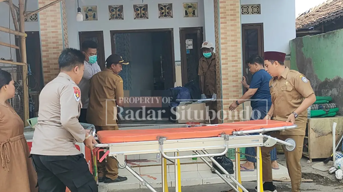 LUKA BERAT: Ansori, 31, warga Kampung Pesisir, Desa Kilensari, Kecamatan Panarukan, dievakuasi tim medis RSUD Situbondo, Senin lalu (25/5). (HUMAIDI/JPRS)