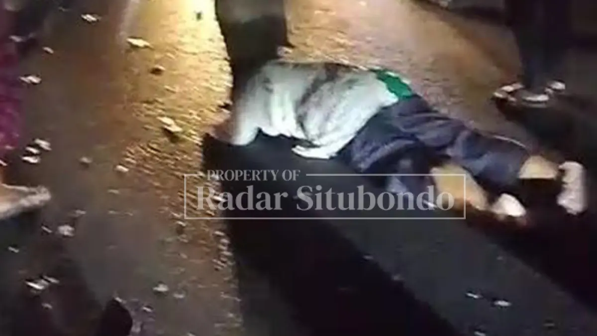 TERKAPAR: Anita Eka Mulya, warga Desa Curahjeru, Kecamatan Panji, berada di badan Jalan Raya Desa Kilensari, Kecamatan Panarukan, Rabu malam, (28/5). (HUMAIDI/JPRS)