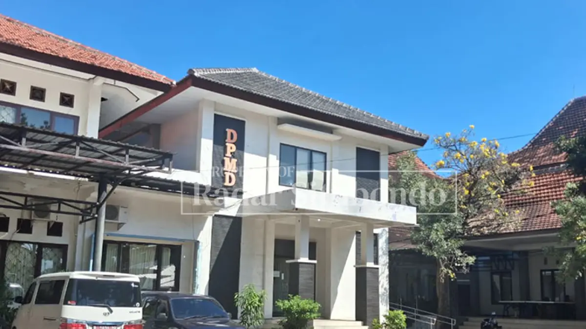 HARI LIBUR: Sejumlah mobil dinas terparkir di depan kantor Dinas Pemberdayaan Masyarakat dan Desa (DPMD) Situbondo, Kamis (29/5). (Ahmad Rifa