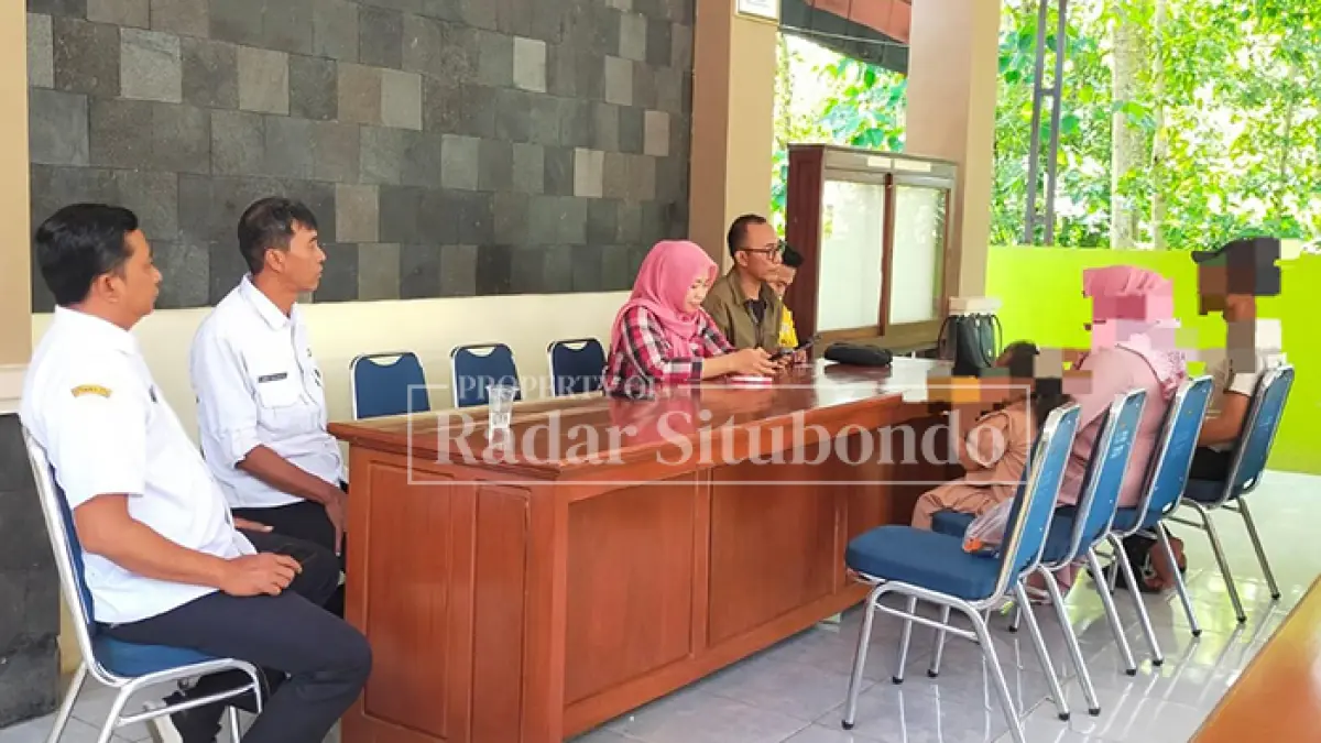 PENDAMPINGAN: RW, warga Kecamatan Sumbermalang bersama putrinya duduk bersama karyawan (DP3A) Situbondo di kantor Kecamatan Sumbermalang, belum lama ini. (DARI WARGA untuk JPRS)