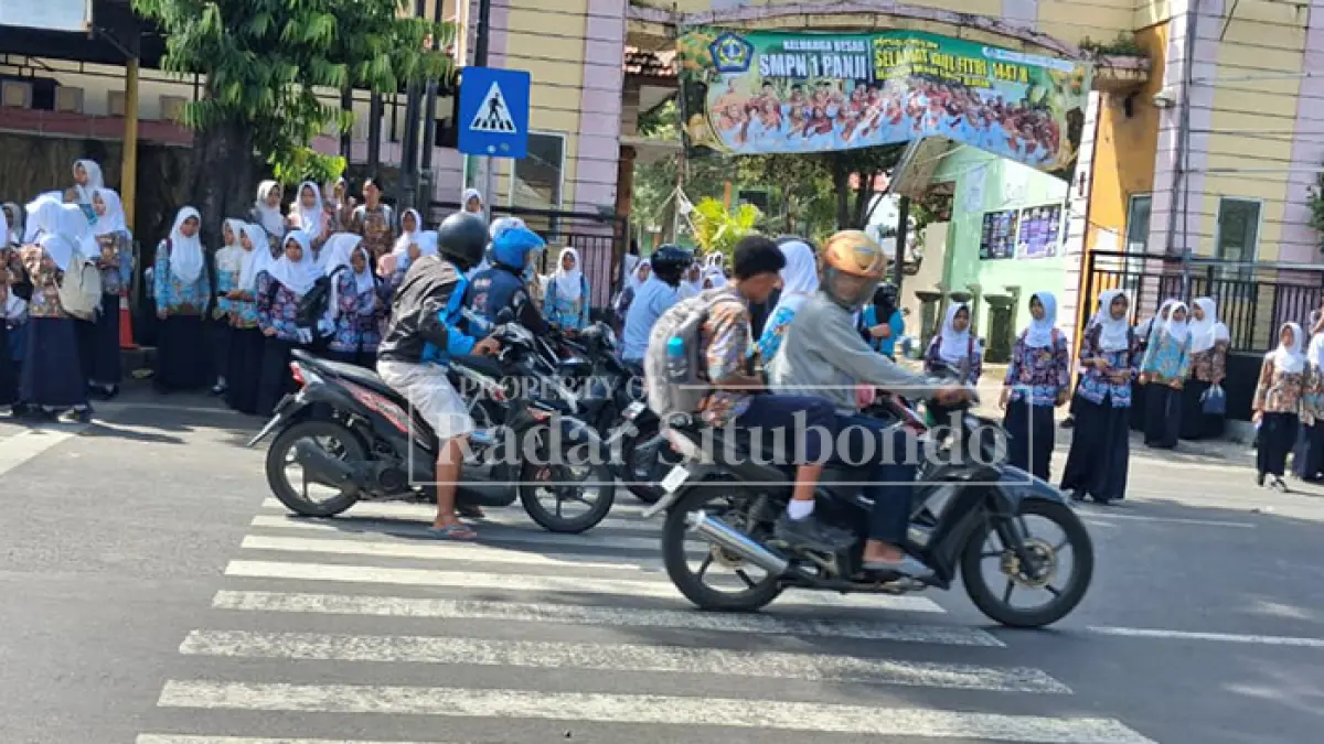 SEMANGAT: Sejumlah siswa Sekolah Menengah Pertama (SMP) Negeri 1 Panji keluar dari gerbang sekolah usai mengikuti kegiatan belajar mengajar, belum lama ini. (Ahmad Rifa