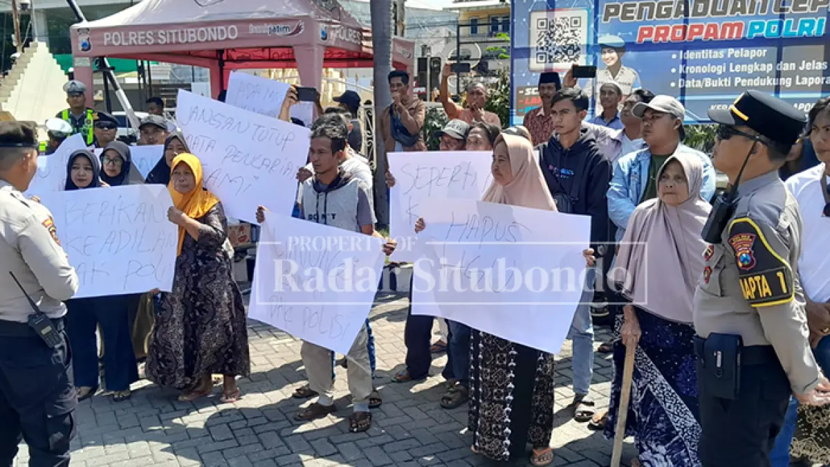 CARI KEADILAN: Puluhan warga Dusun Karang Malang, Desa Kalianget, Kecamatan Banyuglugur, menggelar aksi damai di Mapolres Situbondo, Sabtu lalu (30/5). (HUMAIDI/JPRS)
