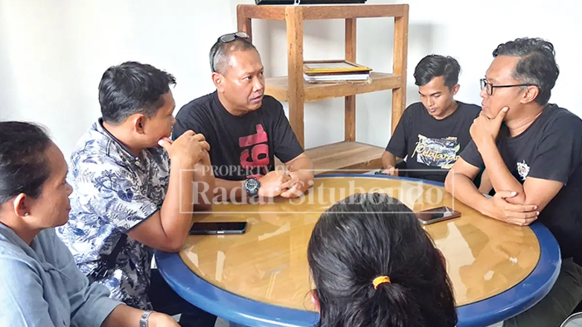 HAK JAWAB: Sejumlah orang kepercayaan Direktur PT. Budidaya Tampora, Welly, mendatangi Kantor Jawa Pos Radar Situbondo, Jumat, (29/5). (HUMAIDI/JPRS)
