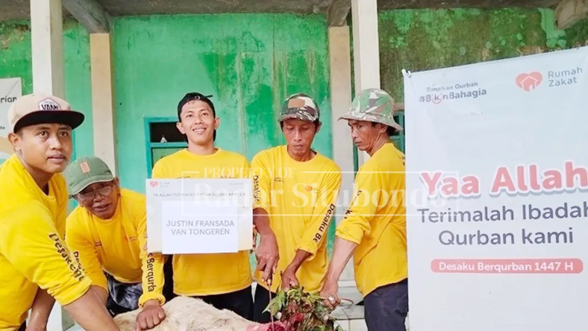 HARI RAYA KURBAN: Penitia Desaku Berkurban Program Dari Rumah Zakat memotong hewan kurban di Dusun Pao, Desa Jatisari, Kecamatan Arjasa, Sabtu lalu (30/5). (HUMAIDI/JPRS)
