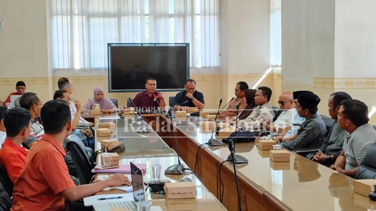 MASIH SAMA: Sejumlah eks karyawan PT PMMP mengikuti mediasi lanjutan bersama DPRD Situbondo yang turut dihadiri langsung Direktur Utama PT PMMP, Martinus Soesilo, Jumat (29/5) sore. (Ahmad Rifa