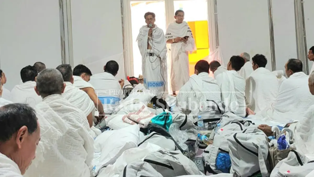 WUKUF DI ARAFAH: Sejumlah jemaah haji asal Situbondo saat mendengarkan khutbah wukuf di Arafah, Makkah, Arab Saudi, Rabu (27/5) lalu. (Ahmad Rifa