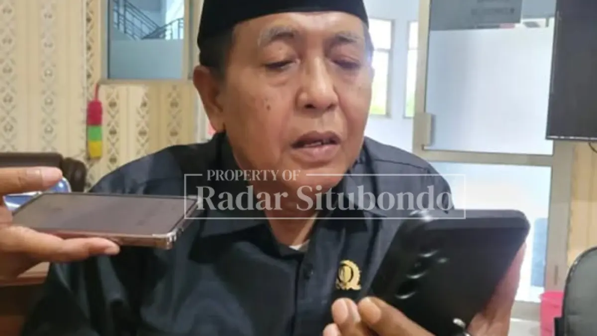 BERI MASUKAN: Sekretaris Komisi II DPRD Situbondo, Faisol Abd Syakur Jalil memberikan keterangan kepada wartawan di Kantor DPRD Situbondo, belum lama ini. (dok.jprs)