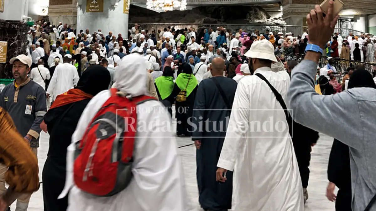 HARUS SEGERA SELESAI: Para jemaah haji asal Situbondo melaksanakan tawaf ifadah sebagai salah satu rukun haji di Masjidil Haram, Makkah, Arab Saudi, Selasa (2/6). (Humas Kementrian Haji dan Umroh Kemenhaj Situbondo untuk JPRS)