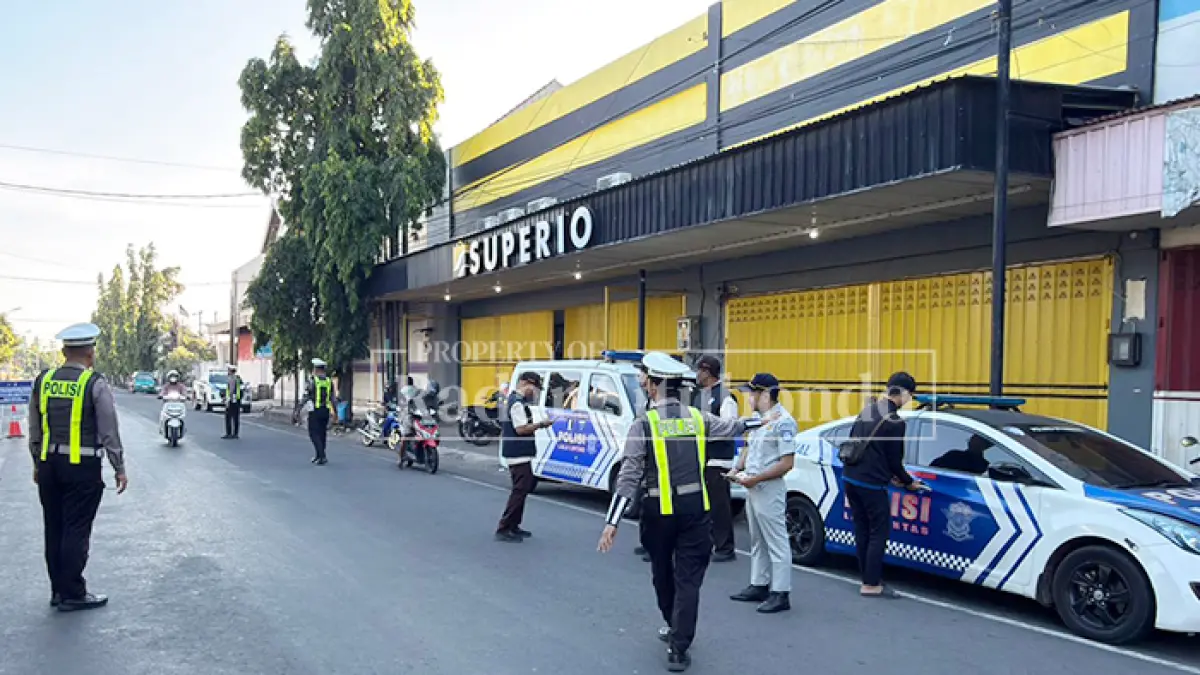 OPERASI GABUNGAN: Anggota Satlantas Polres Situbondo menggelar operasi di Jalan Argopuro, Kecamatan Panji, Selasa (2/6). (HUMAIDI/JPRS)
