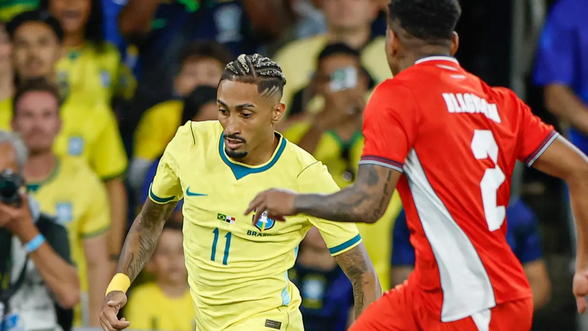 Raphinha saat bermain di laga uji coba melawan Panama. (Instagram/brasil)