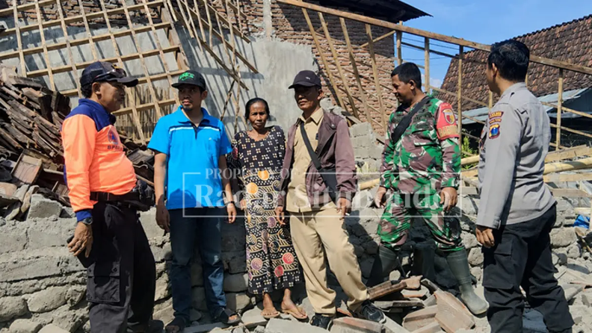 RAPUH: Petugas BPBD Situbondo melakukan pengecekan rumah milik Sawami (80), warga Dusun Gudang, Desa Sumberanyar, Kecamatan Jatibanteng, yang roboh hingga rata dengan tanah Selasa (2/6). (Ahmad Rifa
