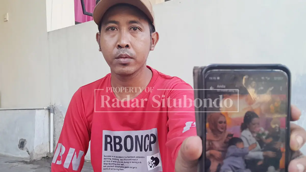 RESEPSI PERJODOHAN:Ravi, Ketua LBH TOPAN RI, menunjukkan foto perjodohan putra owner Artha LDT, Selasa (2/6). (humaidi/jprs)