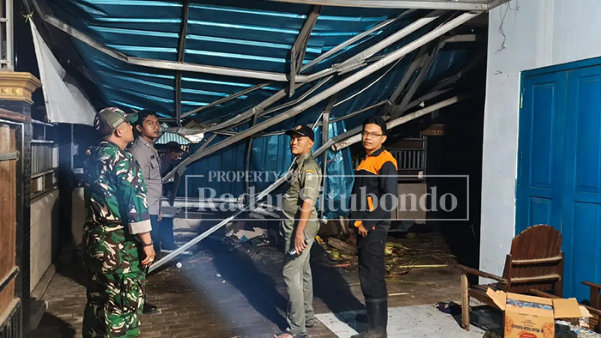 BENCANA ALAM: Anggota BPBD Situbondo meninjau rumah rusak  milik Mukti Lestari, 59, warga Desa Sumberwaru, Kecamatan Banyuputih, Selasa malam (2/6). (HUMAIDI/JPRS)
