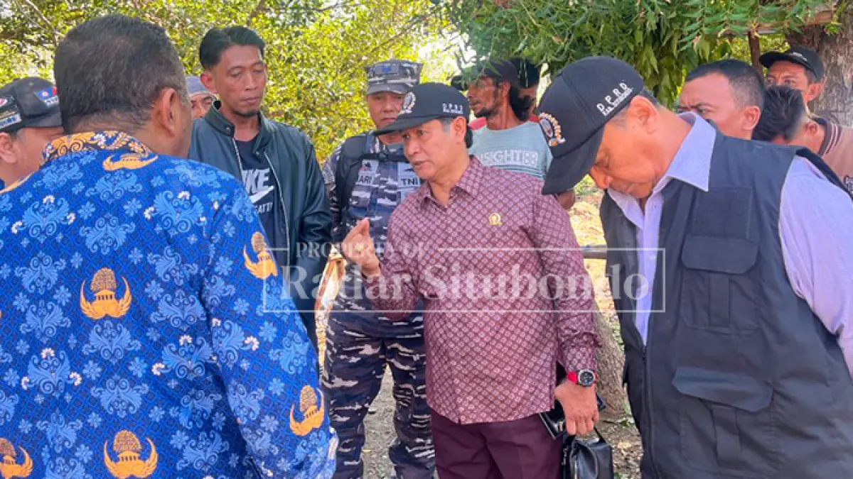 CARI JALAN KELUAR: Komisi I Dewan Perwakilan Rakyat Daerah (DPRD) Situbondo saat meninjau lokasi sengketa tanah antara warga dan PT Budidaya Tampora di Dusun Karangmalang Utara, Desa Kalianget, Kecamatan Banyuglugur, Selasa (2/6) sore. (DPRD untuk JPRS)
