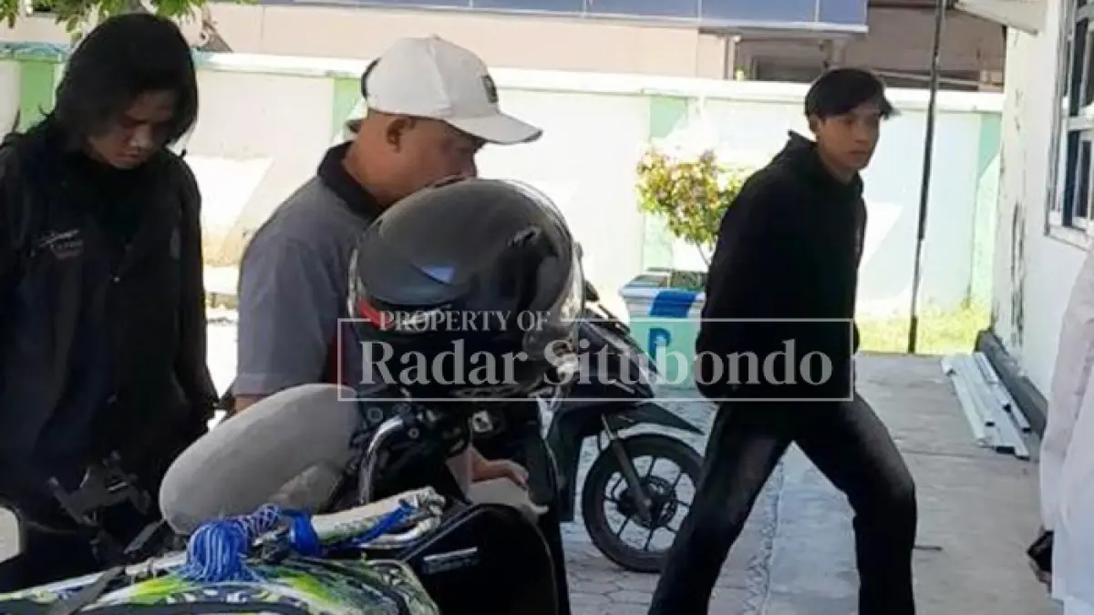 KORBAN PENGANIAYAAN: Dinar, 19, didampingi keluarga, di Kantor Polisi Militer TNI (Subdenpom V/3-5) di Jalan A. Yani Nomor 79, Kelurahan Dawuhan, Kecamatan Situbondo, Senin lalu, (1/6). (HUMAIDI/JPRS)
