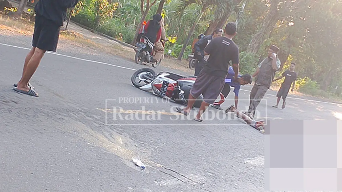 MATI di TEMPAT: Jenazah Iswadi, 45, warga Desa/Kecamatan Kendit, tergeletak di badan jalan Desa Sumberanyar, Kecamatan Banyuputih, Selasa lalu (2/6). (HUMAIDI/JPRS)
