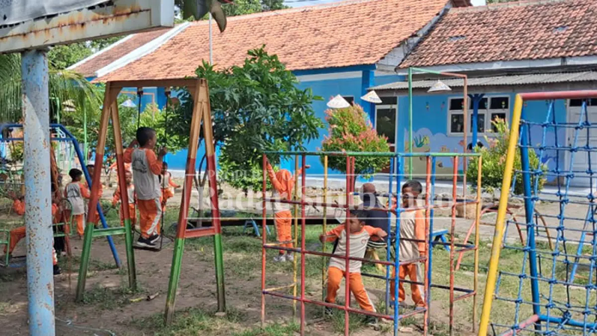 TAMAN BERMAIN: Sejumlah guru mengawasi murid Taman Kanak-Kanak (TK) saat bermain di halaman sekolah TK DWP 1 Besuki, beberapa waktu lalu. (Ahmad Rifa