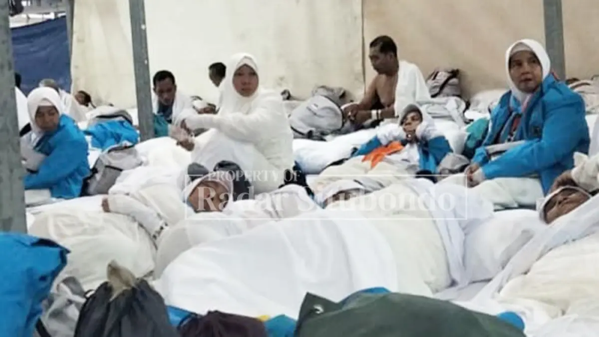 BERTEDUH: Jemaah haji asal Situbondo beristirahat setelah menjalani rangkaian ibadah di Tanah Suci Mekkah dan Madinah, Kamis (4/6). (Haji Kementerian Agama Kabupaten Situbondo untuk JPRS).