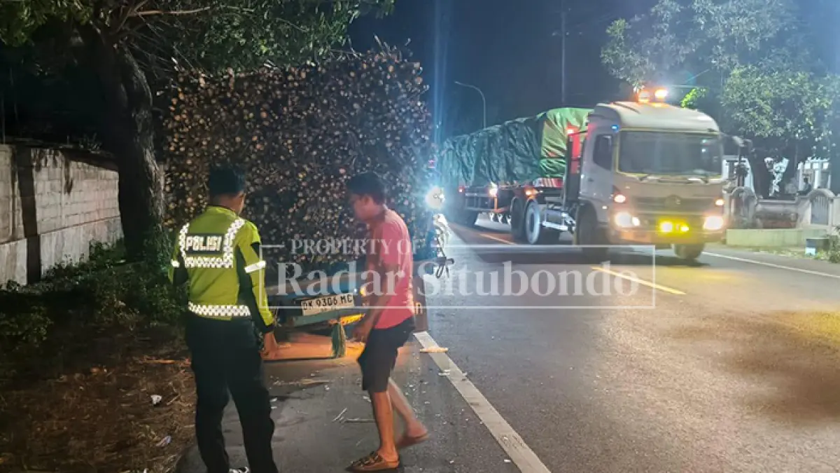OLAH TKP: Anggota Satlantas Polres Situbondo melakukan olah tempat kejadian perkara (TKP) di Jalan Raya Desa Pesanggrahan, Kecamatan Jangkar, Rabu malam (3/6). (HUMAIDI/JPRS)
