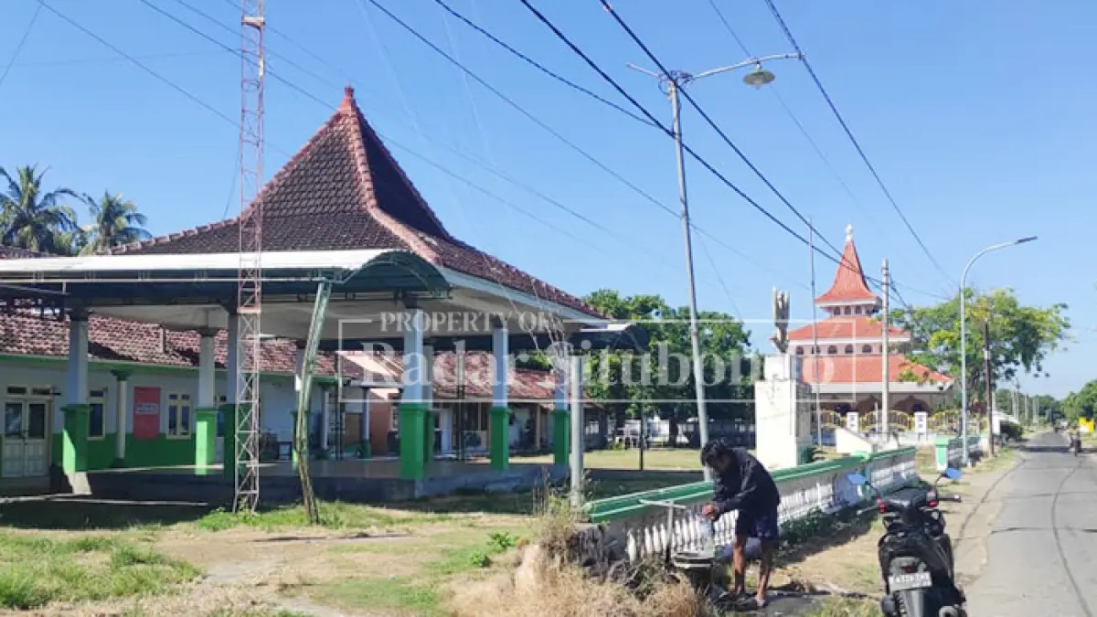 PUSAT PEMERINTAHAN: Seorang warga setempat mengambil air di depan Kantor Desa Seletreng, Kecamatan Kapongan, Kabupaten Situbondo, belum lama ini. (Ahmad Rifa
