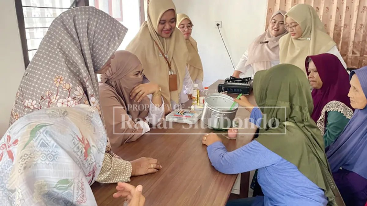 TIDAK PAKAI SERAGAM: Sejumlah ODGJ yang sembuh sibuk membuat lilin di ruang UPT Puskesmas Panarukan, Kamis (4/6). (HUMAIDI/JPRS)
