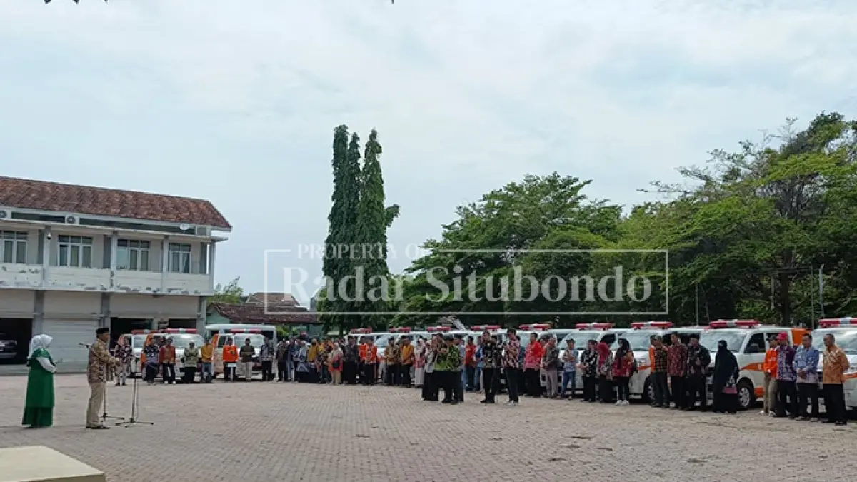 BERJEJER: Sejumlah mobil Ambulans Rakyat terparkir di halaman Kantor Pemerintah Kabupaten Pemkab Situbondo sebelum didistribusikan ke desa-desa, beberapa waktu lalu. (Ahmad Rifa