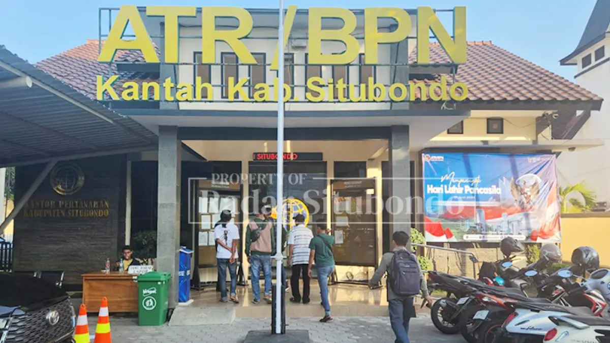 CARI KEADILAN: Sejumlah warga Dusun Karangmalang Utara, Desa Kalianget, Kecamatan Banyuglugur, mendatangi kantor ATR/BPN Kabupaten Situbondo, Rabu (4/6). (HUMAIDI/JPRS)
