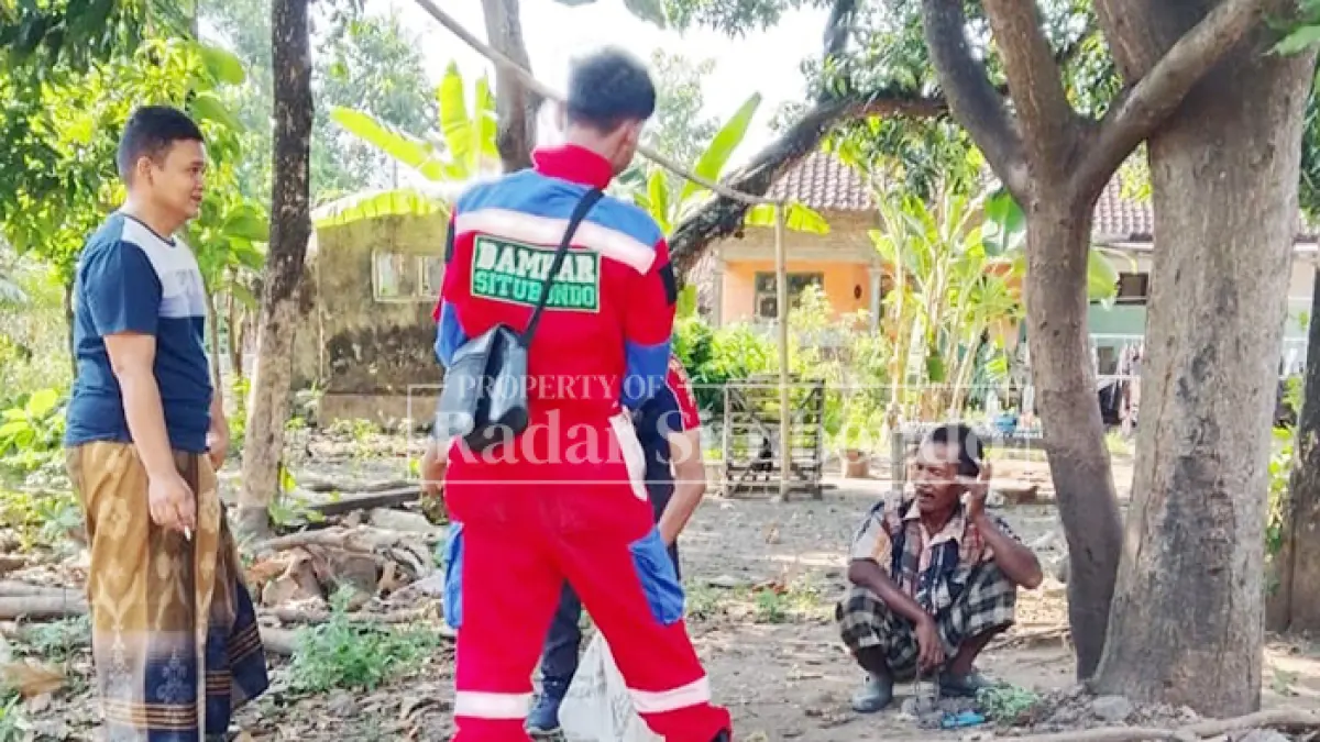 DIAMANKAN: Petugas Pemadam Kebakaran (Damkar) Situbondo mengevakuasi seekor monyet abu-abu yang diduga hendak menyerang pemiliknya di Desa Selomukti, Kecamatan Bungatan, Kamis (4/6). (Ahmad Rifa