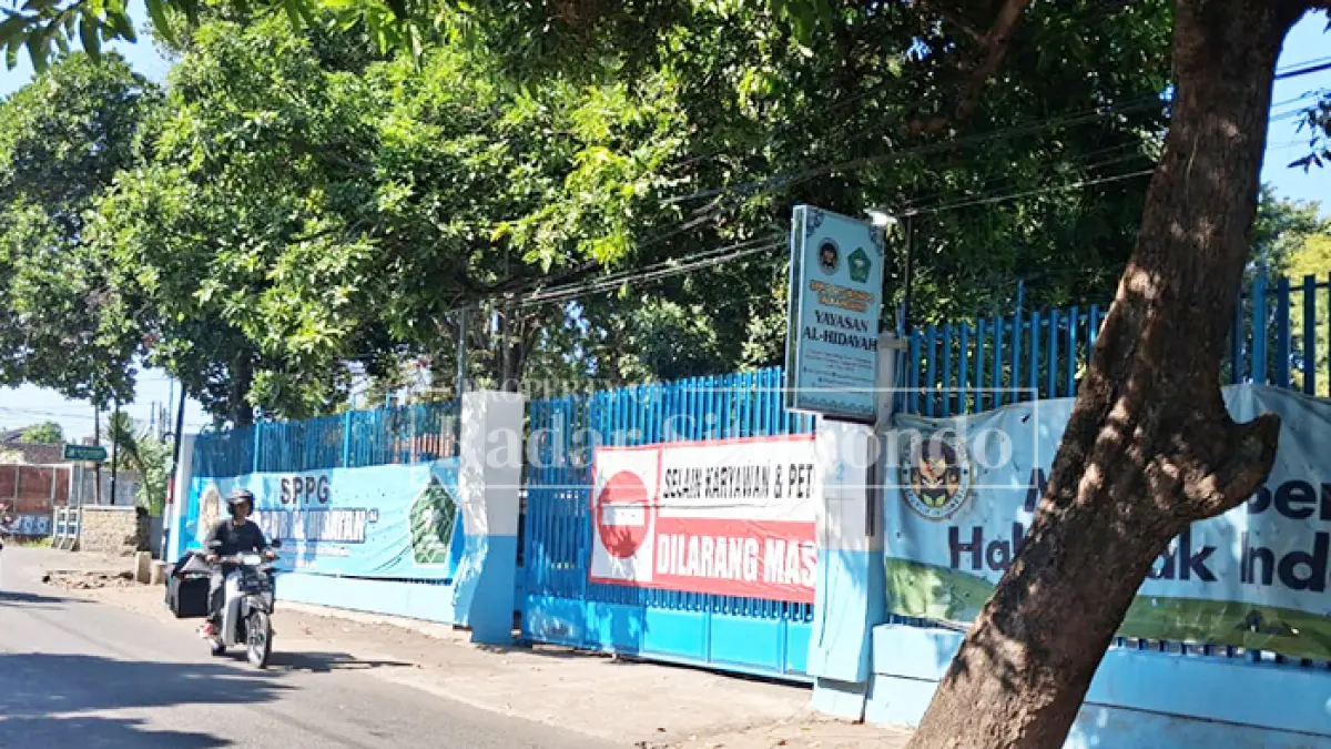 GERBANG TERTUTUP: Pintu masuk Satuan Pelayanan Pemenuhan Gizi (SPPG) Yayasan Al-Hidayah di Jalan Sucipto, Talkandang Timur, Desa Talkandang, Kecamatan Situbondo, yang juga terkena suspensi dari Badan Gizi Nasional (BGN), Jumat (5/6). (Ahmad Rifa