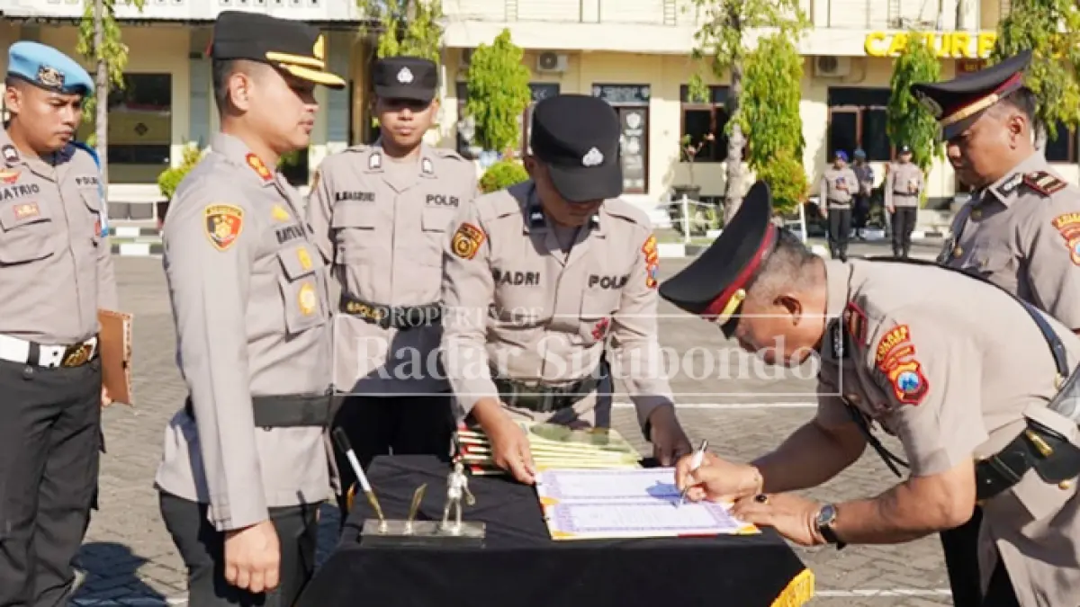 SERTIJAB: Kapolres Situbondo AKBP Bayu Anuwar Sidiqie (kiri) menyaksikan proses penandatanganan sertijab di halaman Mapolres Situbondo, Jumat (5/6). (HUMAIDI/JPRS)
